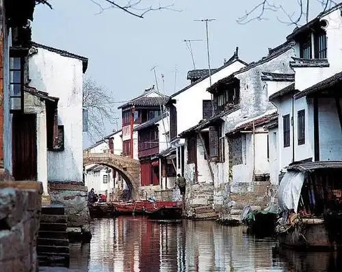 但作为江南水乡,还会面临雨季的困扰.