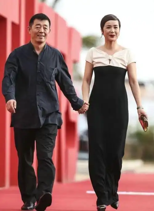 蒋雯丽隐藏20多年的老公被曝光!老公穿着朴素像农民,同框像父女