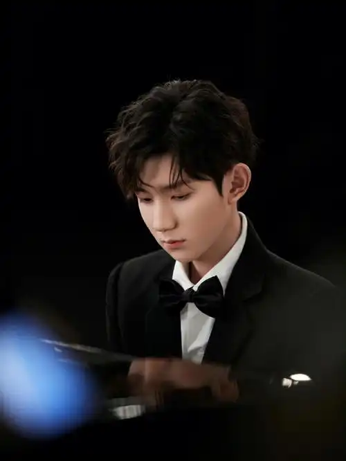 王源身穿西装化身钢琴王子