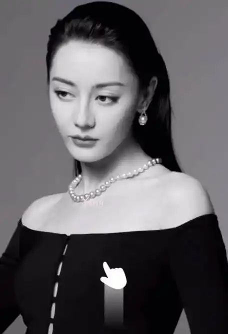 迪丽热巴系扣抹胸裙##迪丽热巴背头珍珠项链