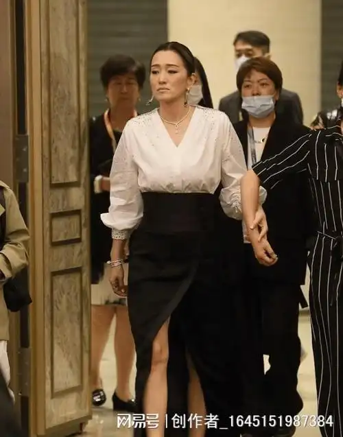 真没见过这样的巩俐穿深v绿裙配卷发这恐怕是她最妖冶的造型