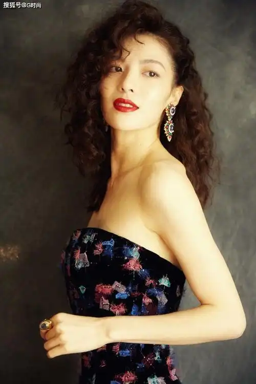 原创钟楚曦演绎复古浪漫港风范,大波浪发型优雅时尚,尽显迷人魅力