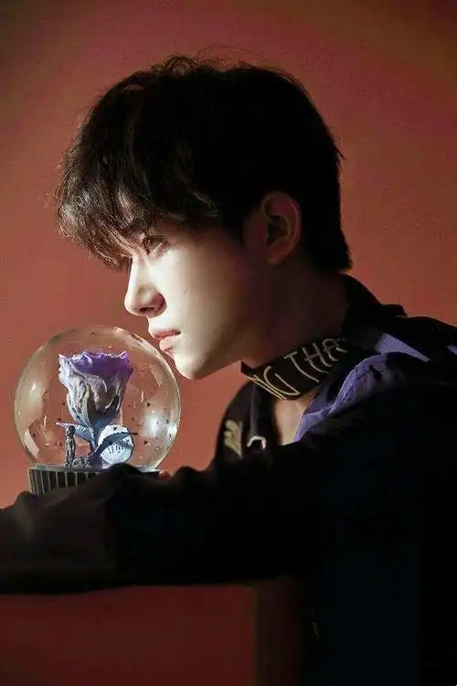 易烊千玺的淘气女友2