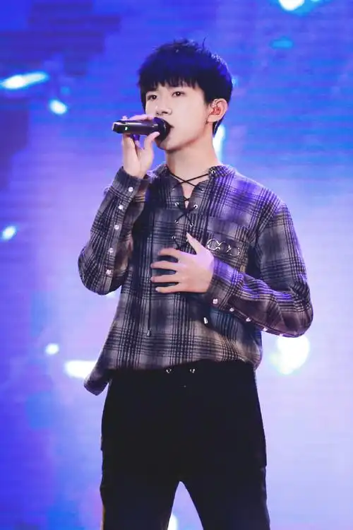 有才华的易烊千玺书法唱歌图片