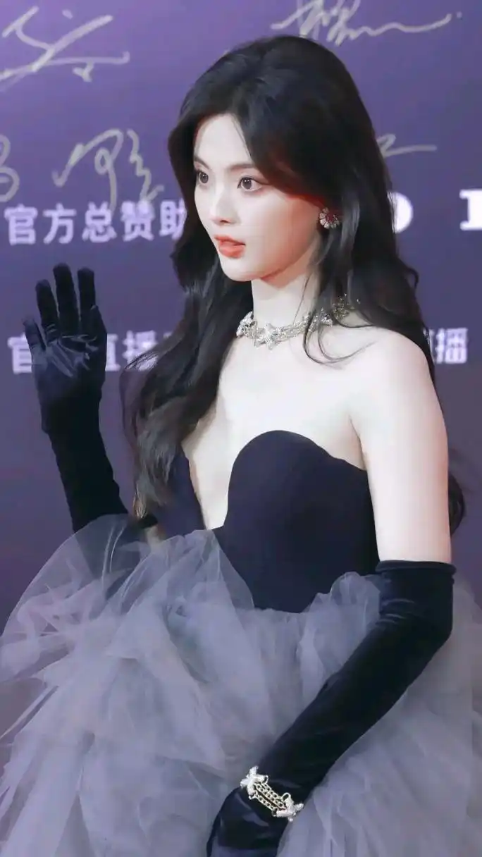 杨超越驾驭礼服不错,颜值在线