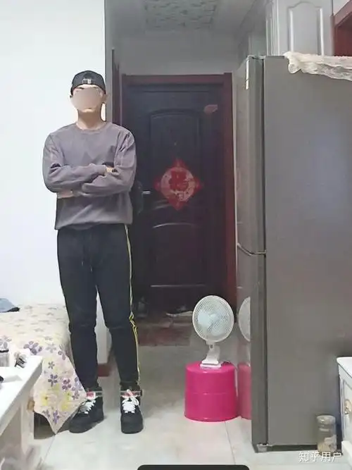 172,130  ,穿搭有点土直,提高腰线,加上增高鞋,单看比例还不是那么惨