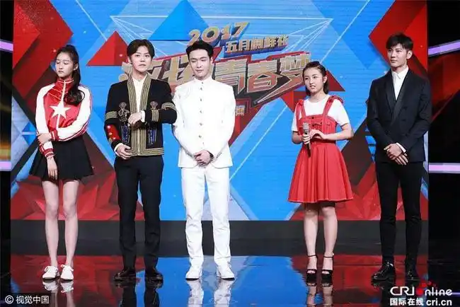 关晓彤曾公开表示身高为173, 而鹿晗的官方身高是178, 如此对比,着