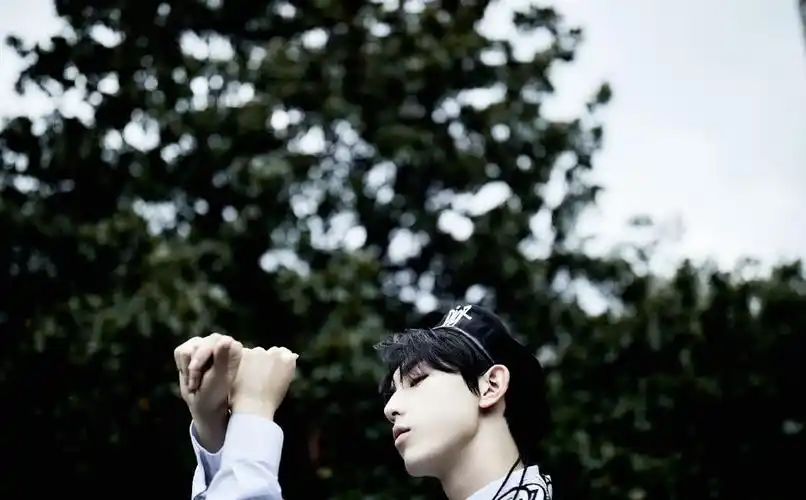 郭俊辰黑白印花套装帅气图片写真59