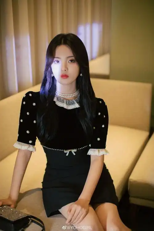 杨超越穿珍珠小黑裙名媛范儿足肌肤白嫩妆容精致