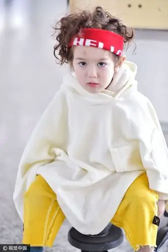 萌娃驾到!周嘉诚嘟嘴卖萌融化"阿姨心" 坐行李车玩具摊前"止步不前"