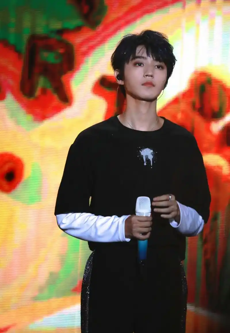 王俊凯的眼睛为什么总发直?#tfboys十周年演唱会# #王俊凯