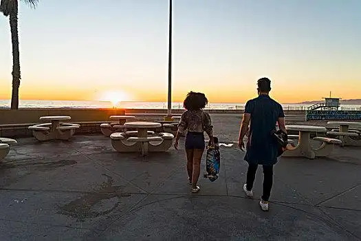 两人背影夕阳图片