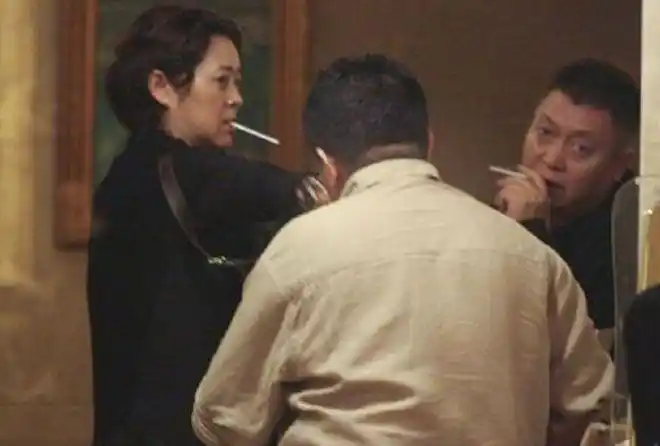 但是在前段时间倪萍老师还被记者拍到当众抽烟的照片,有不少网友感叹