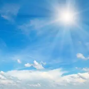 中午明亮的太阳照亮了太空.照片