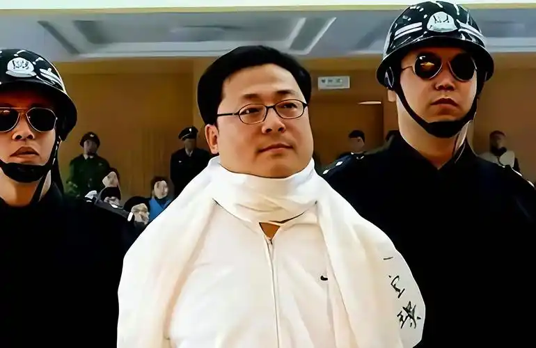 回顾袁宝璟被判死刑后一脸不服押到殡仪馆时大喊我要检举