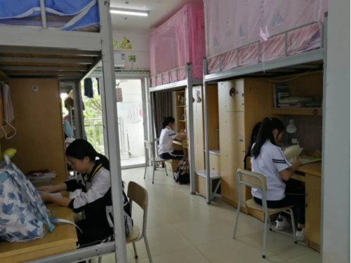 创新班学生宿舍(四)享有一流设施一周年来,学校配备了一大批新功能馆