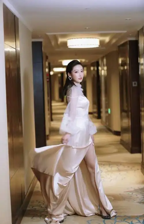 演员余玥亮相时尚盛典 气质优雅仙气十足