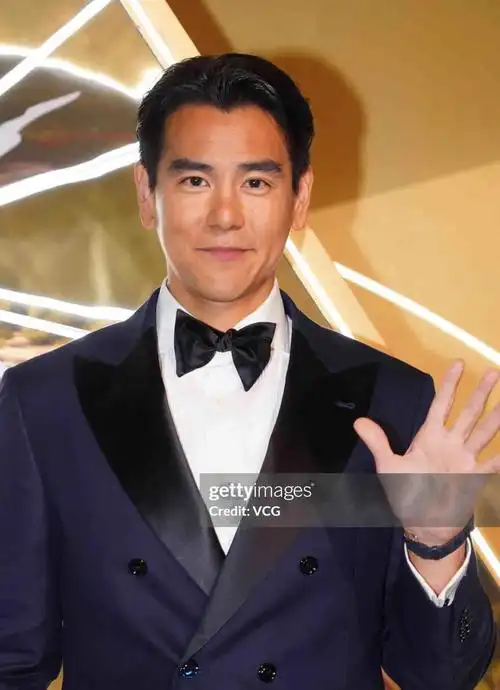 真心说,彭于晏就是那么显眼,哪怕他站在人群中,也能立马吸引大家的