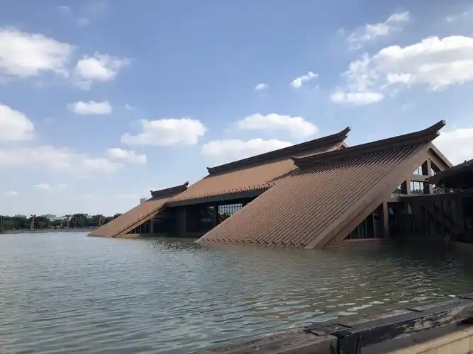 造型简约的大屋顶建筑,这,就是位于上海松江的广富林遗址博物馆