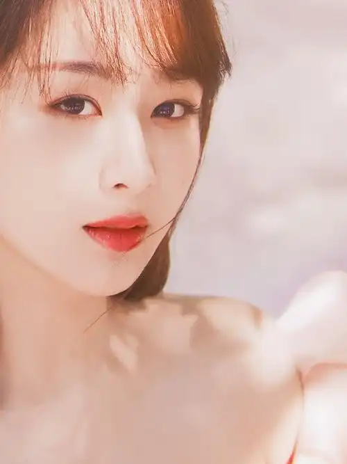 杨紫粉色荷叶边露肩长裙