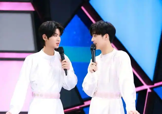 陈立农朱正廷搂腰热聊,npc的感情真好