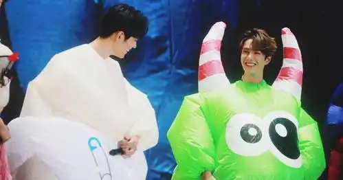 蜜汁角度肖战王一博泰国合体玩亲亲王一博现场生图颜值崩塌