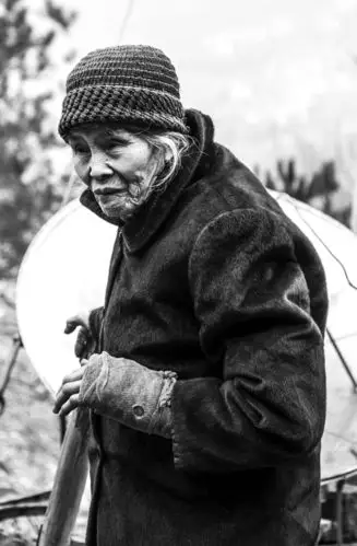 饱经沧桑的母亲