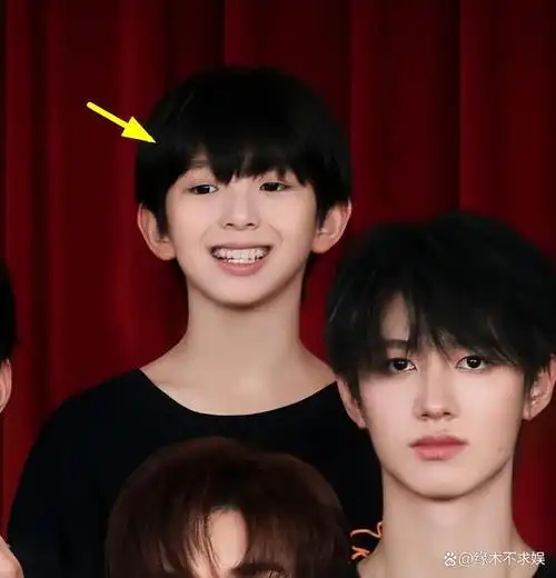 时代峰峻全家福王俊凯c位易烊千玺打扮特殊新人帅哥多