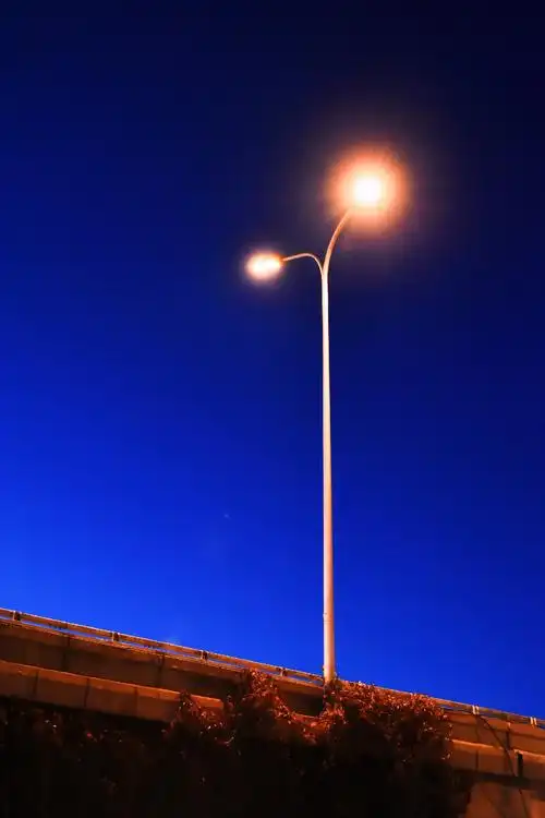 傍晚拍了一片路灯和深蓝色的天,摄影小白,还在学习中!