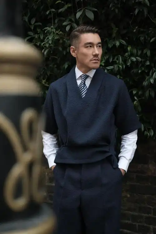 胡兵这套造型完美的将商务风和休闲风融合在一起