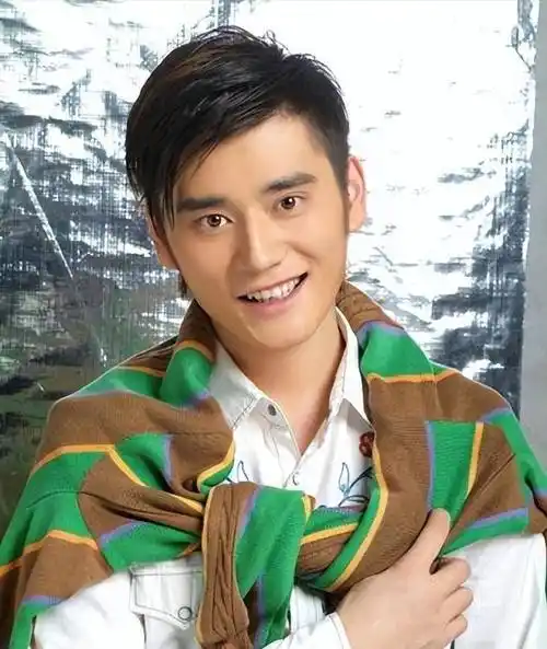 钱枫是孙俪的前任,是陈赫,袁弘等明星的同学,出道不到五年的时间就