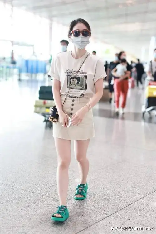 街拍:张雪迎米色印花tee  a字裙 勃肯鞋 包袋温柔雅致