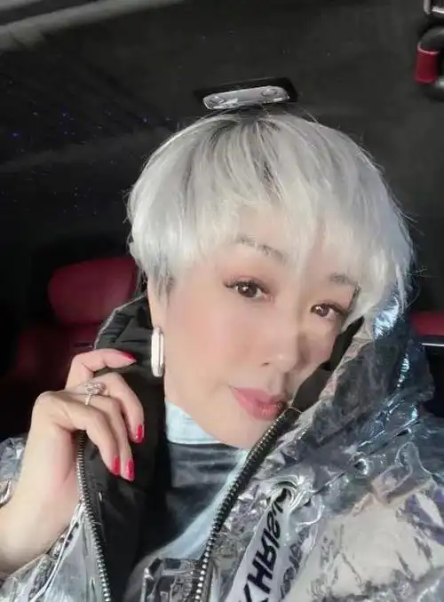 原创50岁钟丽缇换新发型剪超短发染白发太作妖了高调秀鸽子蛋钻戒