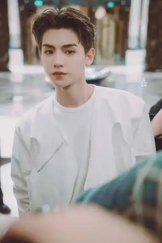 黄明昊染棕色真的好像混血哦