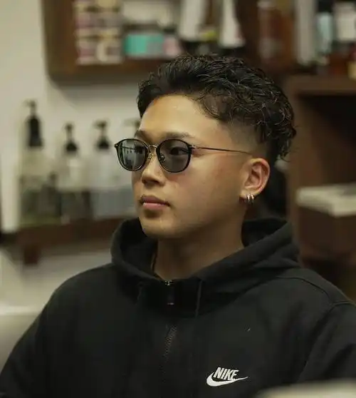 男发别乱剪,周边铲短头顶烫卷正流行,男士新选择引领潮流风尚|发型