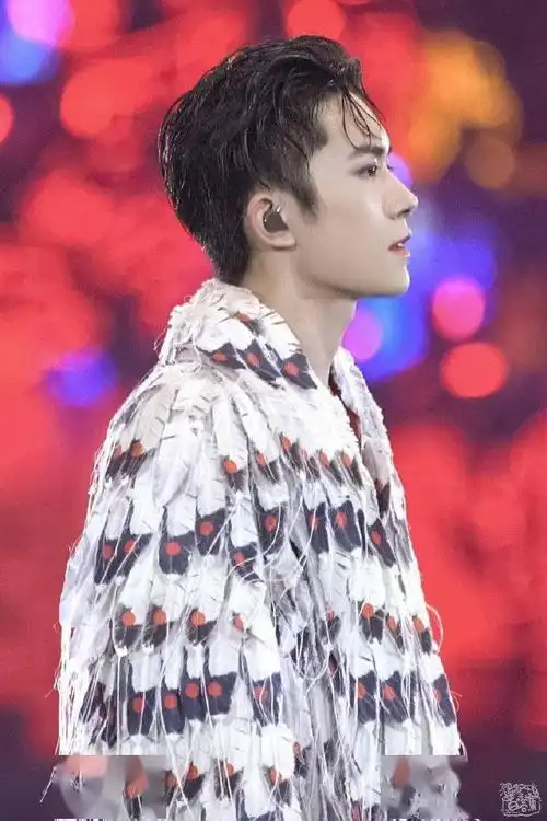 易烊千玺侧颜照小合集 下颌线"杀人"事件正在上演