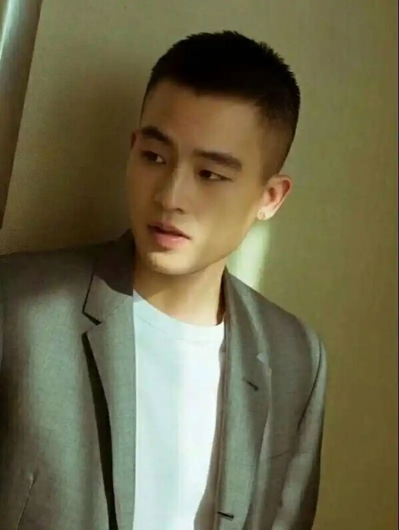 给人一种别样的秋冬清爽感,是一款能凸显立体五官的板寸头发型