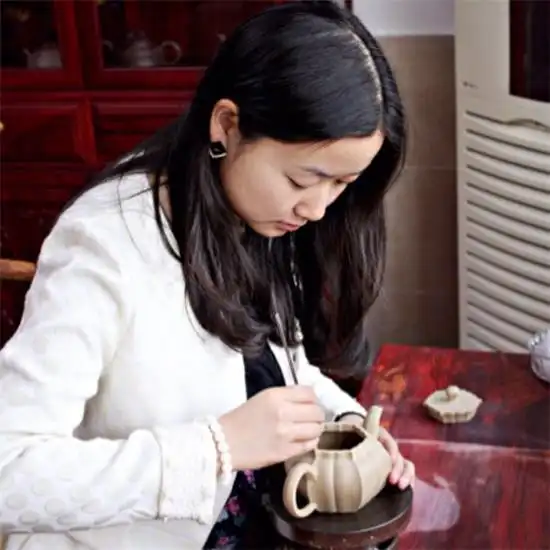 江苏宜兴美女吴文燕与她的紫砂世界