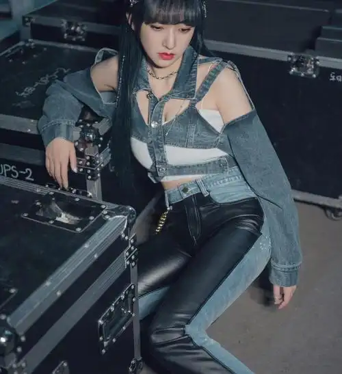 程潇录制《哎呀好身材》,穿搭摩登时尚,身材曲线真是绝了!