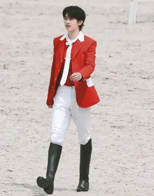 蔡徐坤骑马场被抓拍看到全身照确定不是童话里的白马王子