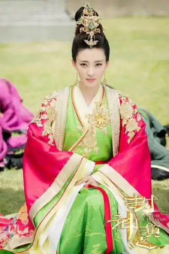 《封神演义》中妲己王丽坤的剧照,古装造型尽显妩媚!