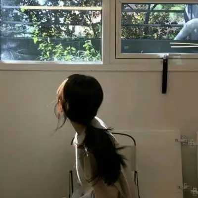 女生伤感落寞微信背影头像2020 爱上你是我情不自禁