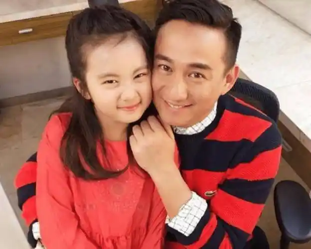 黄磊小女儿生日照曝光我却注意化了妆的多多黑发红唇神似白雪公主