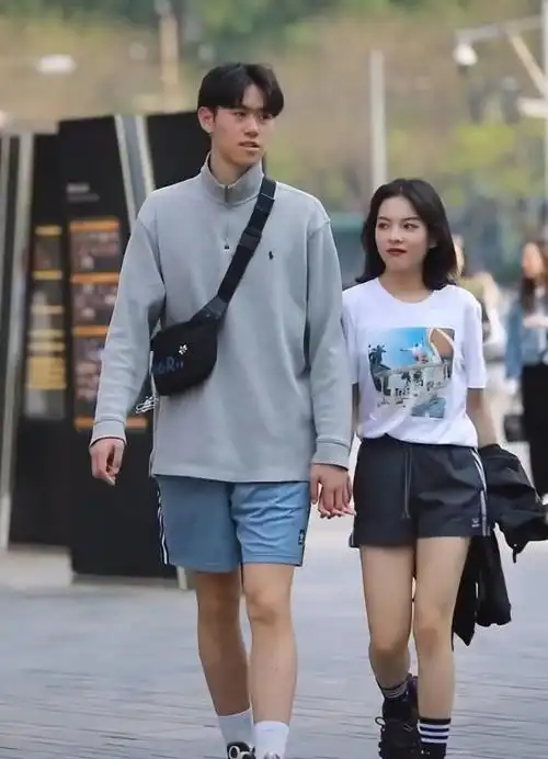 情侣也有很不错的身高差,女孩大概是160cm左右,而男孩应该比她高25cm