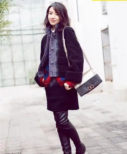 37岁董洁真厉害,机场穿一双过膝长靴,气场瞬间两米八!