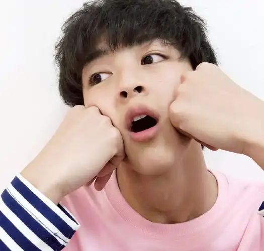 何洛洛嘟嘴卖萌帅气图片
