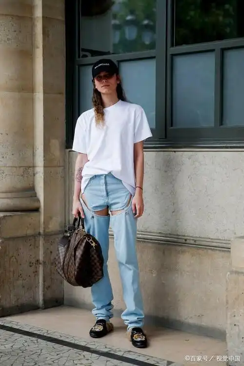 将上衣一角塞进裤腰 随意感十足的造型还能显腿长