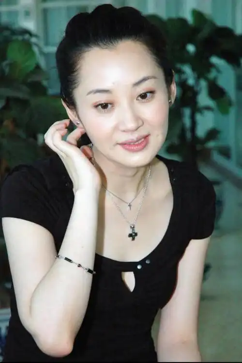 许晴是无数人心中的女神,虽已年过半百,却依旧风韵犹存,举手投足之间