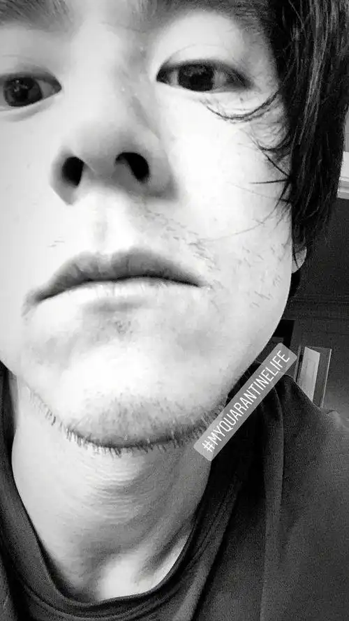 彭于晏发自拍邋遢照,如果有一天他变成这样,大家还会喜欢他吗?