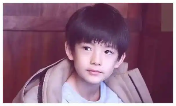 董洁儿子留胡渣,邓超儿子卷发大变"星二代"形象!_小时候_长相_孩子